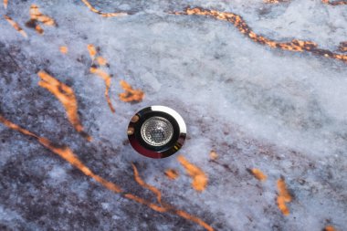 Koyu mermer arkaplana yerleştirilmiş çamaşırhane araçları