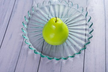 Ahşap masada renkli meyve gösterisi