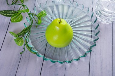 Ahşap masada renkli meyve gösterisi