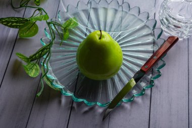 Ahşap masada renkli meyve gösterisi