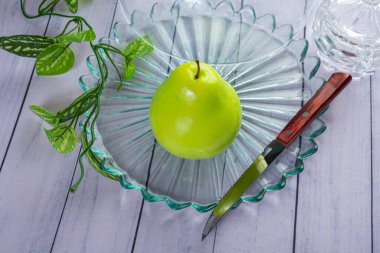 Ahşap masada renkli meyve gösterisi