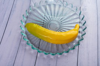 Ahşap masada renkli meyve gösterisi