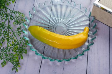 Ahşap masada renkli meyve gösterisi