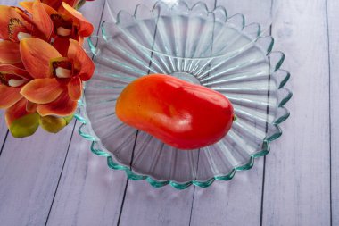 Ahşap masada renkli meyve gösterisi