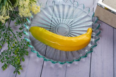 Ahşap masada renkli meyve gösterisi