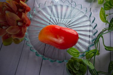 Ahşap masada renkli meyve gösterisi