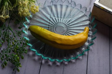 Ahşap masada renkli meyve gösterisi