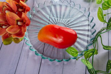 Ahşap masada renkli meyve gösterisi