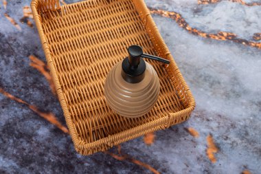 Koyu mermer arka planda her gün banyo aletleri