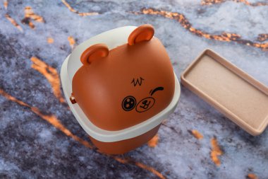 Koyu mermer arka planda her gün banyo aletleri