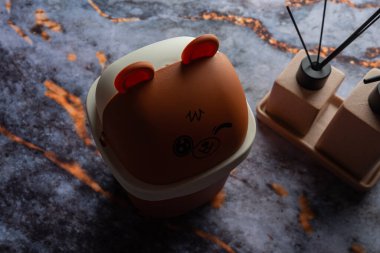 Koyu mermer arka planda her gün banyo aletleri