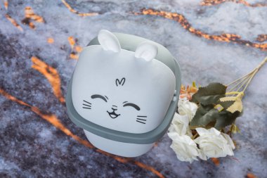 Koyu mermer arka planda her gün banyo aletleri