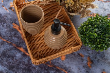 Koyu mermer arka planda her gün banyo aletleri