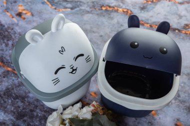 Koyu mermer arka planda her gün banyo aletleri