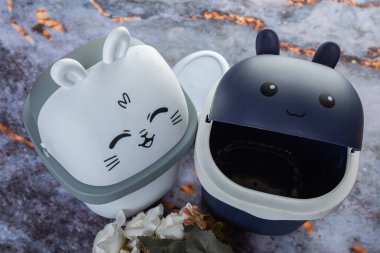 Koyu mermer arka planda her gün banyo aletleri