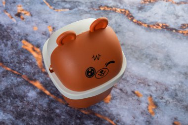 Koyu mermer arka planda her gün banyo aletleri