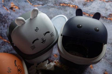 Koyu mermer arka planda her gün banyo aletleri