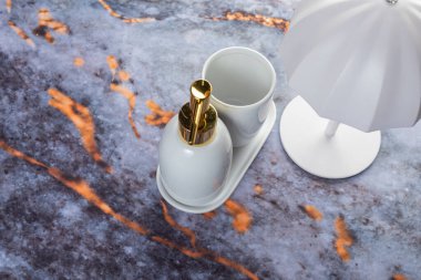 Koyu mermer arka planda her gün banyo aletleri