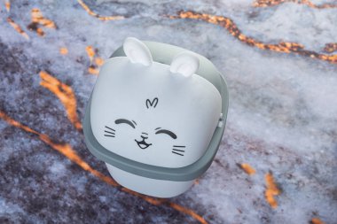 Koyu mermer arka planda her gün banyo aletleri