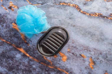 Koyu mermer arka planda her gün banyo aletleri