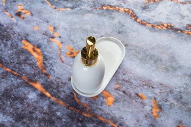 Koyu mermer arka planda her gün banyo aletleri