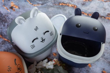 Koyu mermer arka planda her gün banyo aletleri