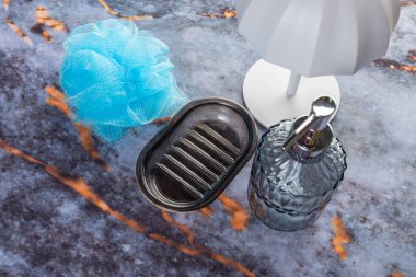 Koyu mermer arka planda her gün banyo aletleri