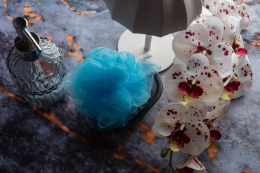 Koyu mermer arka planda her gün banyo aletleri