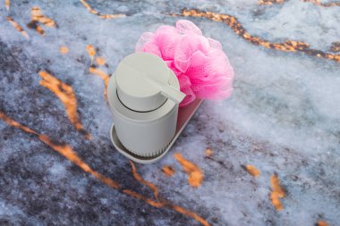 Koyu mermer arka planda her gün banyo aletleri