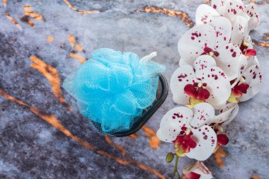 Koyu mermer arka planda her gün banyo aletleri