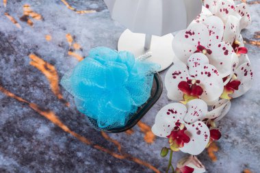 Koyu mermer arka planda her gün banyo aletleri