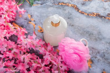 Koyu mermer arka planda her gün banyo aletleri