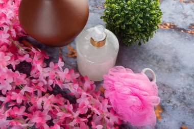 Koyu mermer arka planda her gün banyo aletleri