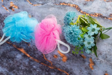 Koyu mermer arka planda her gün banyo aletleri