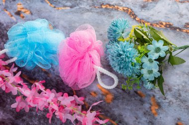 Koyu mermer arka planda her gün banyo aletleri