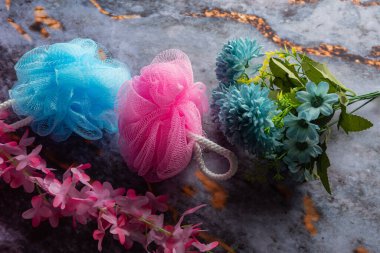 Koyu mermer arka planda her gün banyo aletleri