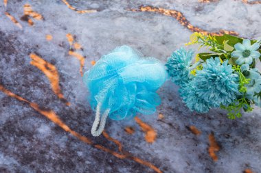 Koyu mermer arka planda her gün banyo aletleri