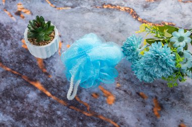 Koyu mermer arka planda her gün banyo aletleri