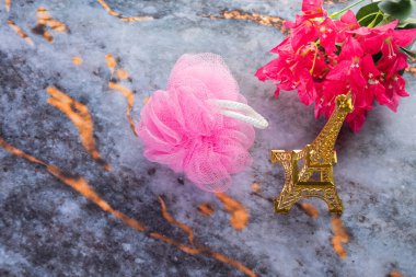 Koyu mermer arka planda her gün banyo aletleri