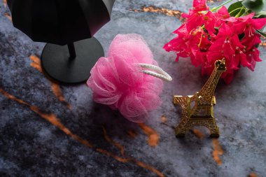 Koyu mermer arka planda her gün banyo aletleri