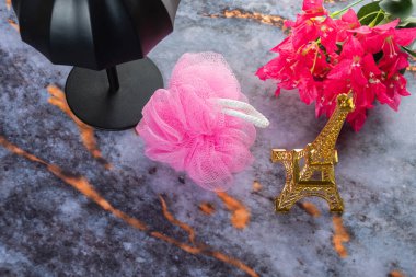 Koyu mermer arka planda her gün banyo aletleri