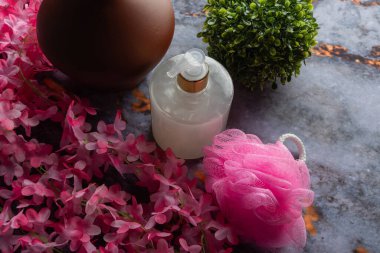 Koyu mermer arka planda her gün banyo aletleri