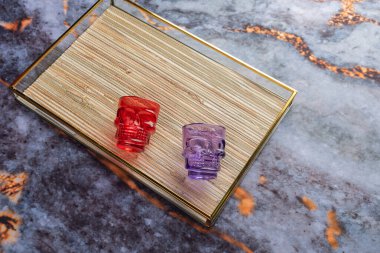 Koyu mermer arka planda günlük ev aletleri