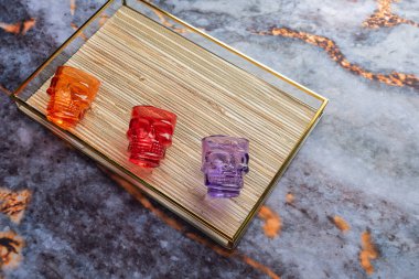 Koyu mermer arka planda günlük ev aletleri