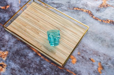 Koyu mermer arka planda günlük ev aletleri