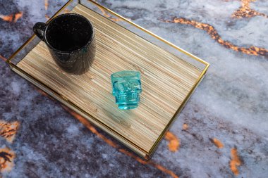 Koyu mermer arka planda günlük ev aletleri