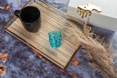 Koyu mermer arka planda günlük ev aletleri