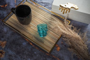 Koyu mermer arka planda günlük ev aletleri