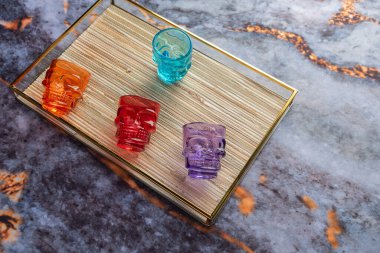 Koyu mermer arka planda günlük ev aletleri