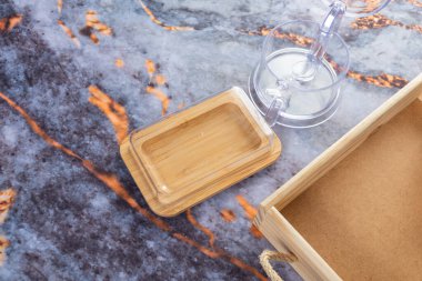 Koyu mermer arka planda günlük ev aletleri